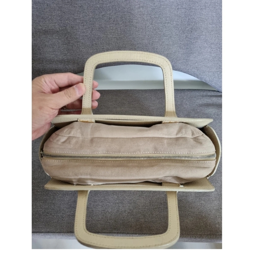 Loewe Cream Leather Women's Bag - Picture 5 of 7